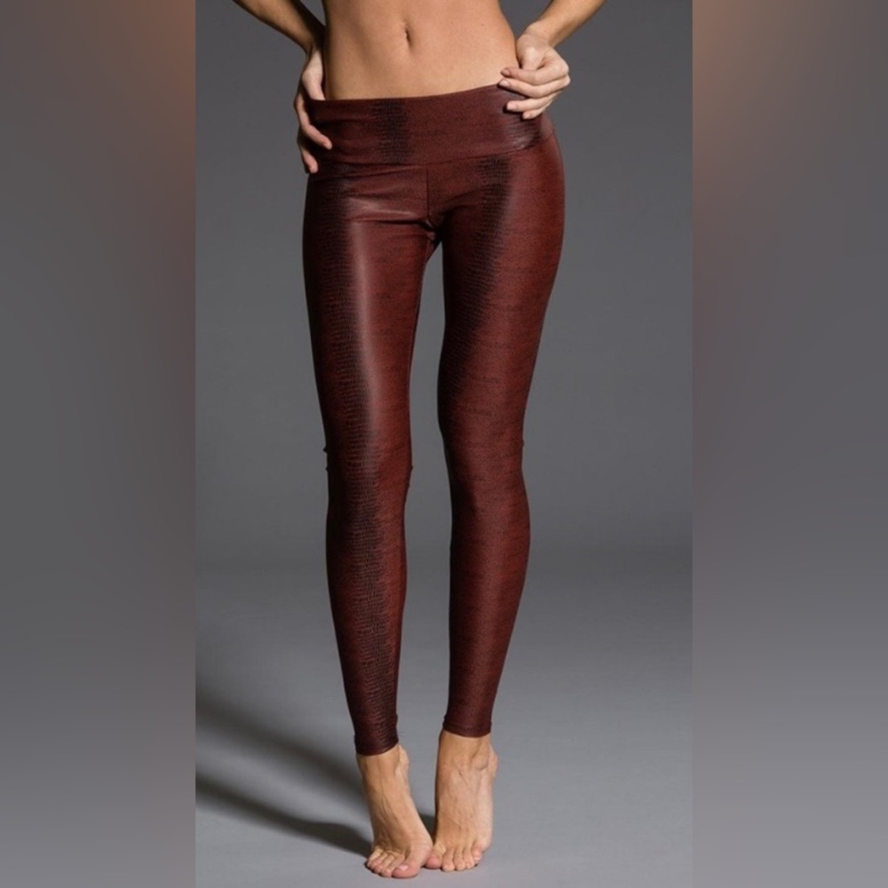 Onzie like new snakeskin leggings mid rise!